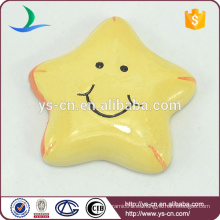 Cute pentagram amarillo decoración colgante de cerámica con gran sonrisa